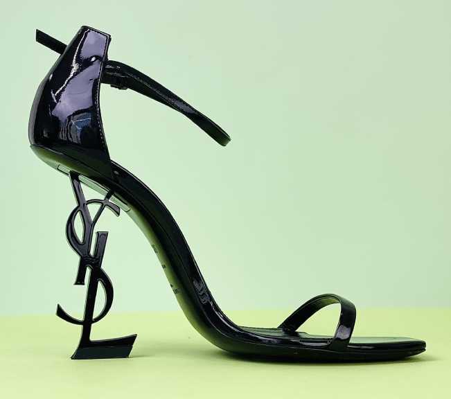 Foto de Sandália Opyum da Saint Laurent um dos modelos de saltos esculturais no Black Month,