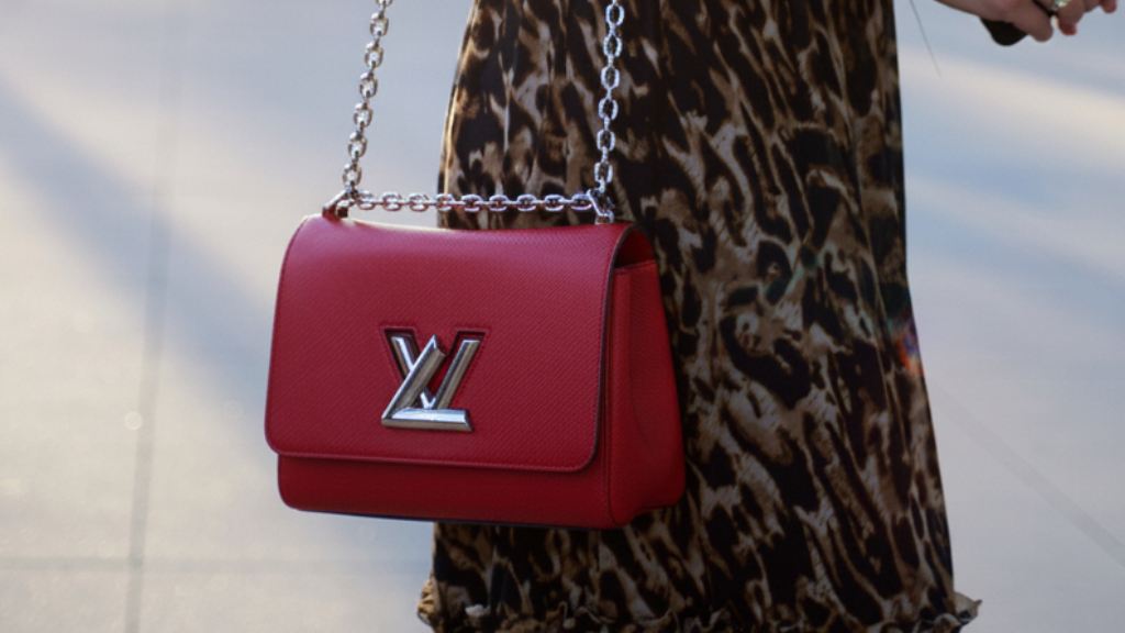 Louis Vuitton apresenta Chase Infiniti como sua embaixadora global; veja como talento e estilo fazem da atriz o novo rosto da maison.