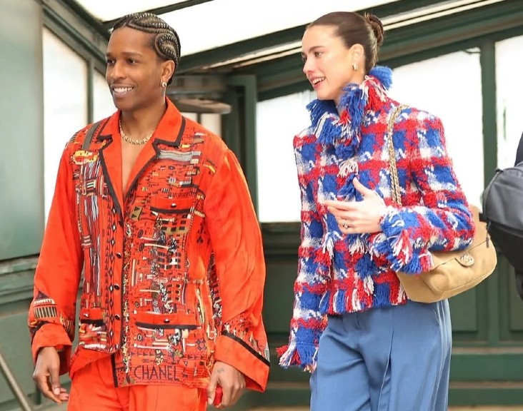 Foto de ASAP Rocky ao lado da modelo Sarah Margaret Qualley em Nova York gravando a nova campanha cinematográfica da Chanel