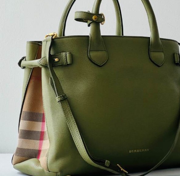 Foto de uma bolsa clássica da Burberry, modelo banner para presentear no natal.