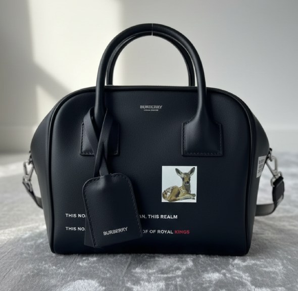 Foto de bolsa Burberry modelo Montage tote com alça para usar na transversal.