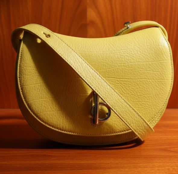 Foto de uma das bolsas burberry mais desejadas para presentear no natal: Modelo Rocking Horse.