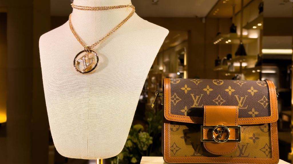 Descubra os Acessórios Louis Vuitton na Summer Sale que são grandes investimentos: de bolsas, a joias e bijoux.