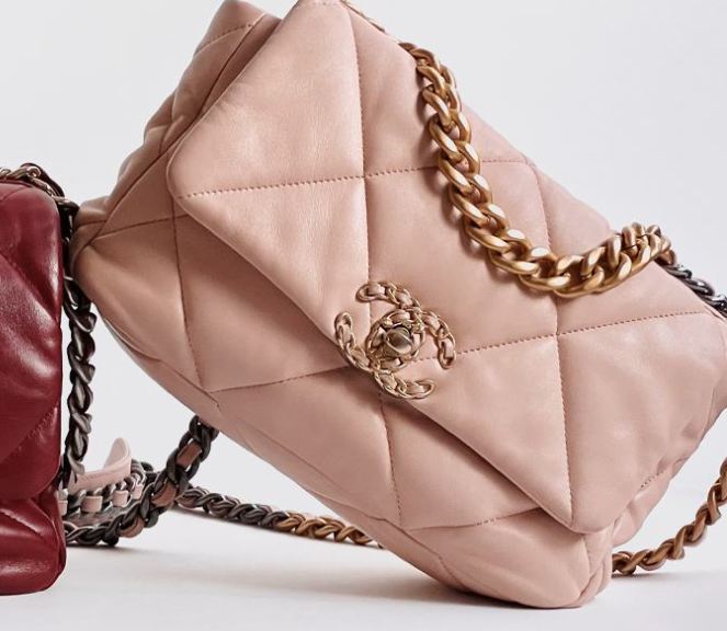 Foto da bolsa de luxo Chanel 19.