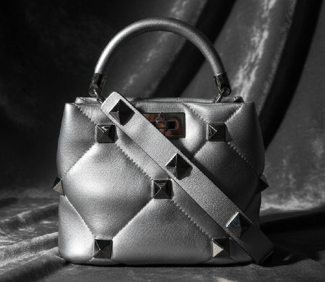 Foto de Bolsa Valentino Roman Stud, um dos achados de luxo na Xmas Sale do Etiqueta Única.