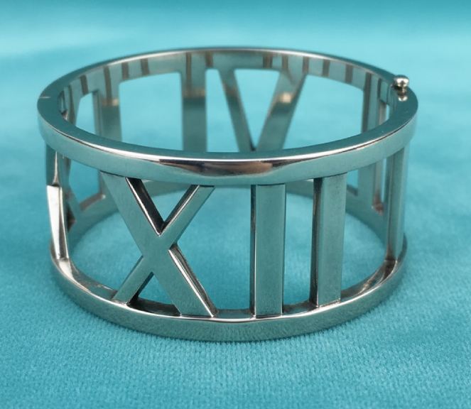 Foto de pulseira de luxo da Tiffany Co em prata.