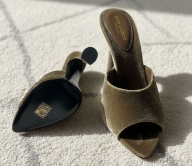 Foto de Mule Saint Laurent um dos achados de luxo na Xmas Sale do Etiqueta Única.