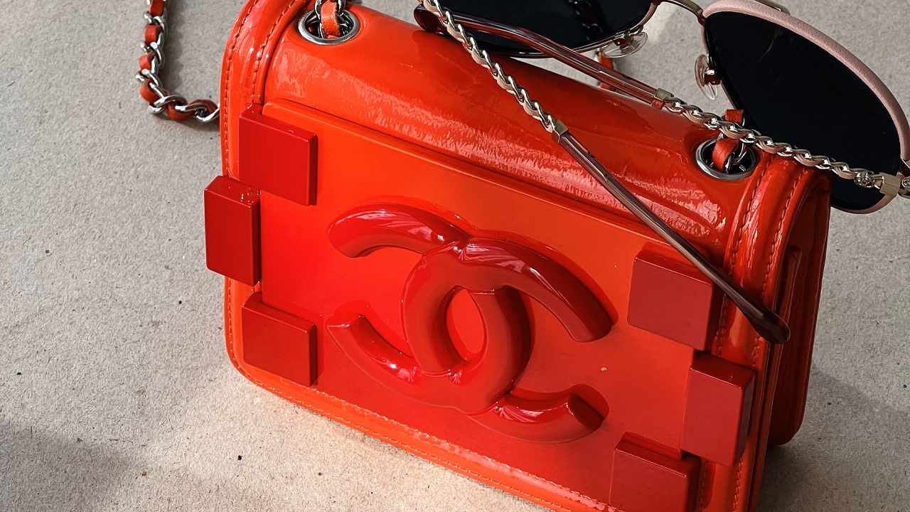 Foto de Chanel Boy Brick, um dos modelos de bolsas da grife com formato nada óbvio.