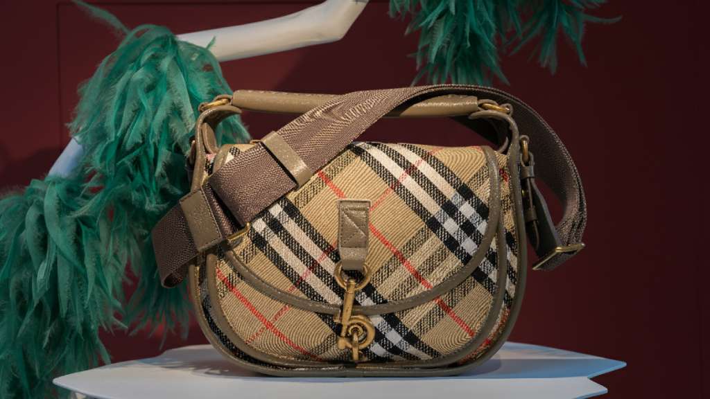 Descubra os melhores acessórios de luxo das marcas britânicas famosas na XMAS Sale para presentear ou investir.