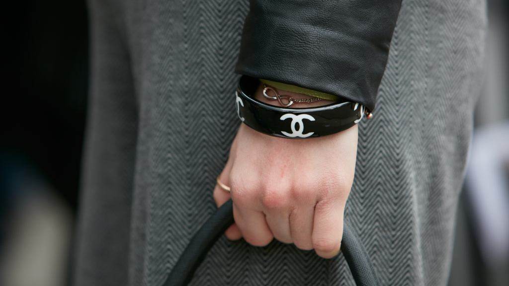 Descubra as pulseiras de marcas de luxo na Cyber Week. Modelos de grifes como Chanel, Tiffany, LV e Ferragamo.