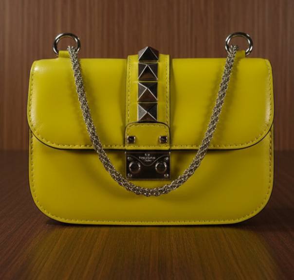 Foto de Bolsa Valentino Glam Lock na cor amarela.