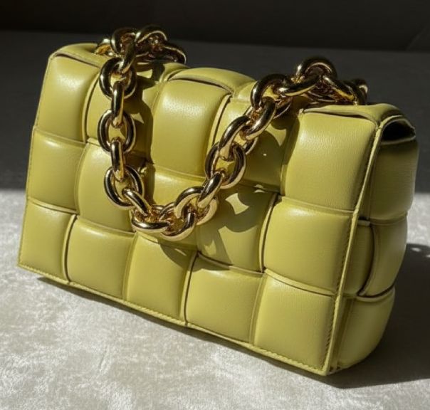 Foto de uma das bolsas amarelas da Bottega Veneta perfeita para look do ano novo.