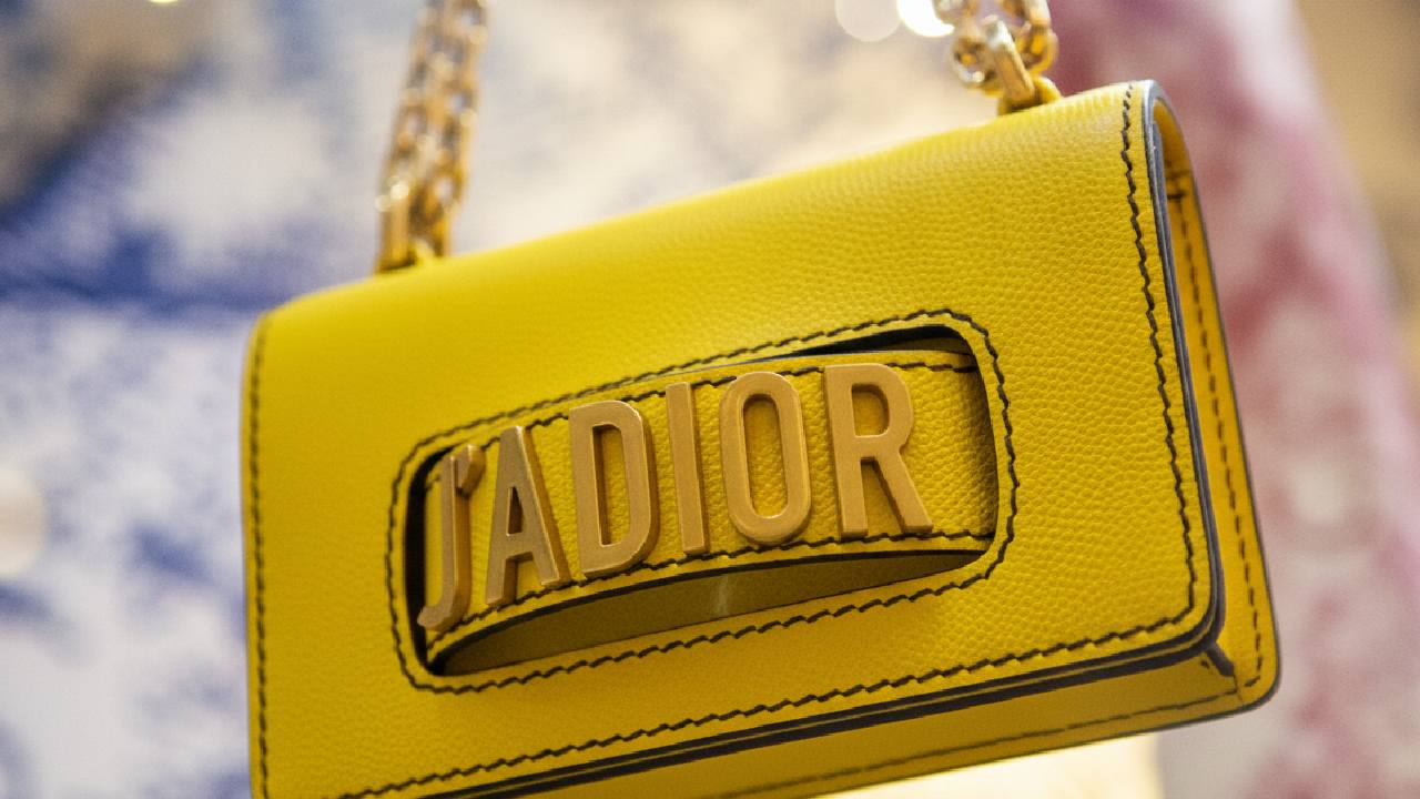 Bolsas para Réveillon Amarelas: Modelos de Luxo que iluminam o Look de Ano Novo.