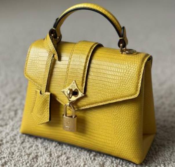 Foto de uma das bolsas amarelas da Louis Vuitton na XMAS Sale.