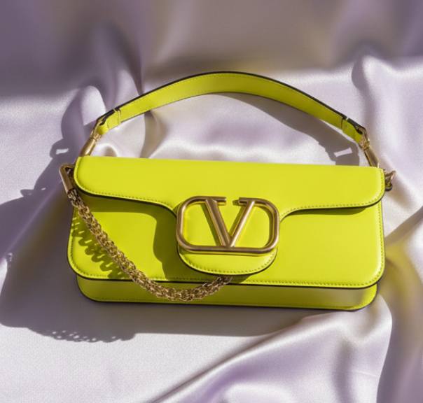 Foto de uma das bolsas amarelas para réveillon da Valentino, modelo Locò.