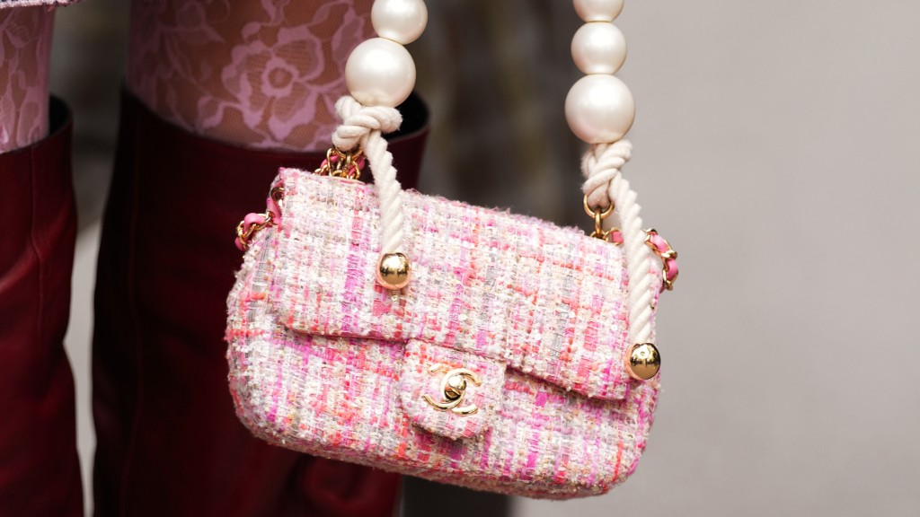 Conheça bolsas Chanel consideras verdadeiros achados raros por sua escassez na XMAS SALE do Etiqueta Única: edições especiais e modelos descontinuados mas ainda amados.