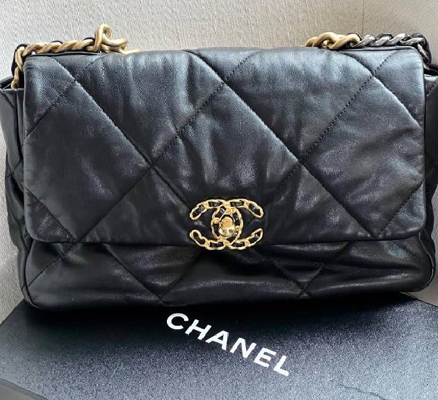 Foto da Bolsa Chanel 19 com matelasse e detalhes diferentes de clássicos da marca de luxo.