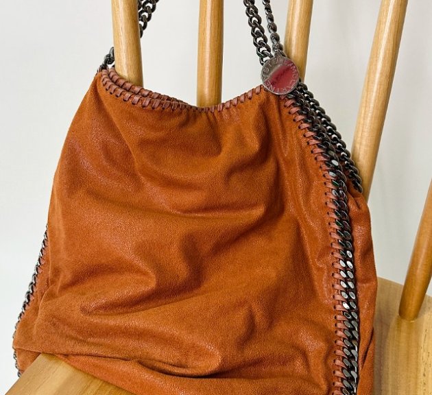 Foto da bolsa Falabella da Stella McCartney, uma das bolsas de luxo diferentes no mercado por ser vegana.