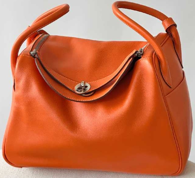 Foto de uma das bolsas de luxo de formatos diferentes da hermes, modelo Lindy.