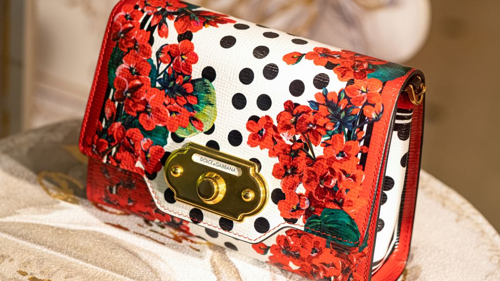 Conheça 4 modelos de bolsas dolce gabbana para o verão: modelos coloridos, croche couro, raffia e estampas vibrantes.