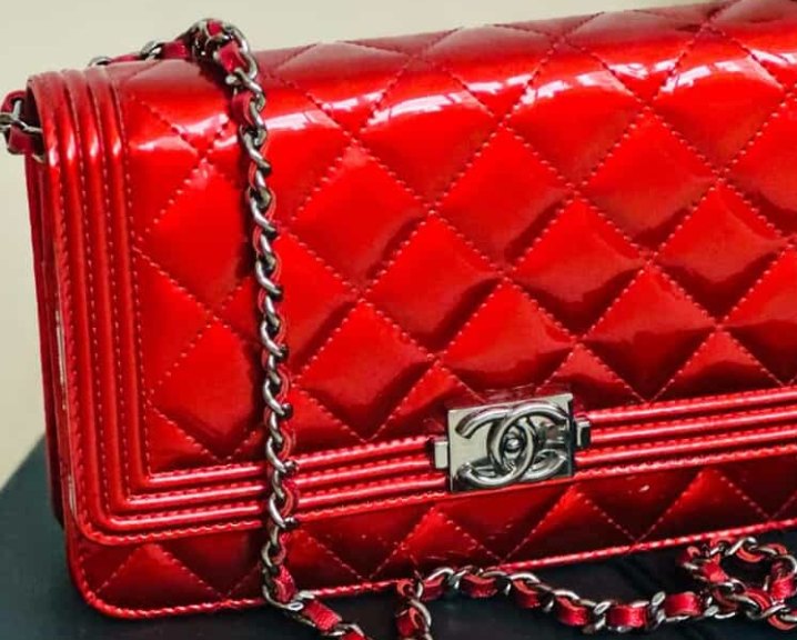 Foto de Bolsa Chanel Woc em verniz vermelho.