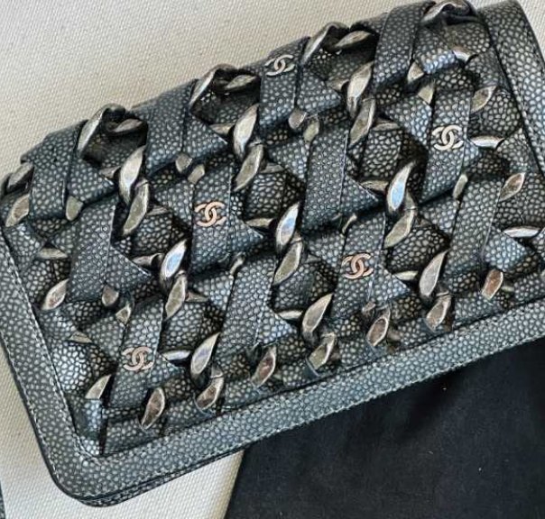 Foto de uma das bolsas festivas da Chanel Prateada, modelo Interlaced.