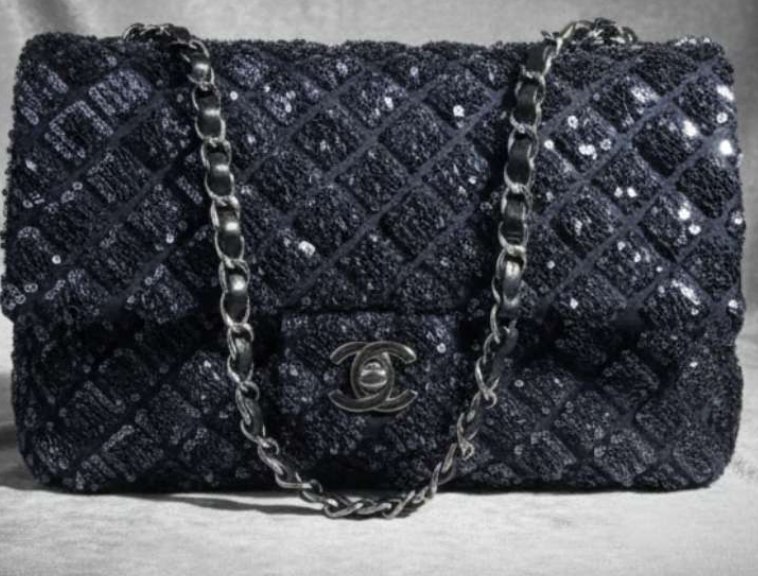 Foto de uma das bolsas com brilhos e paetês da Chanel para festas à noite.
