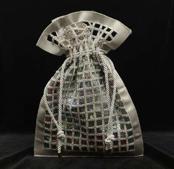 Foto de bucket bag Giorgio Armani com bordados de cristiais prateados feitos para brilhar.