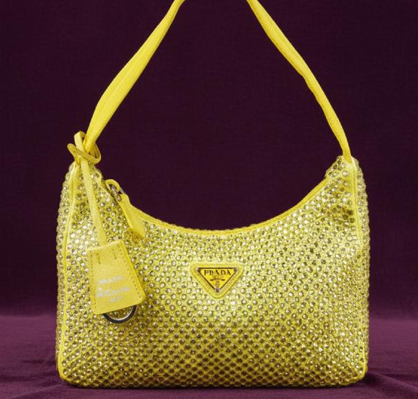 Foto de bolsa Prada bordada com cristais brilhantes modelo re-edition crystal.