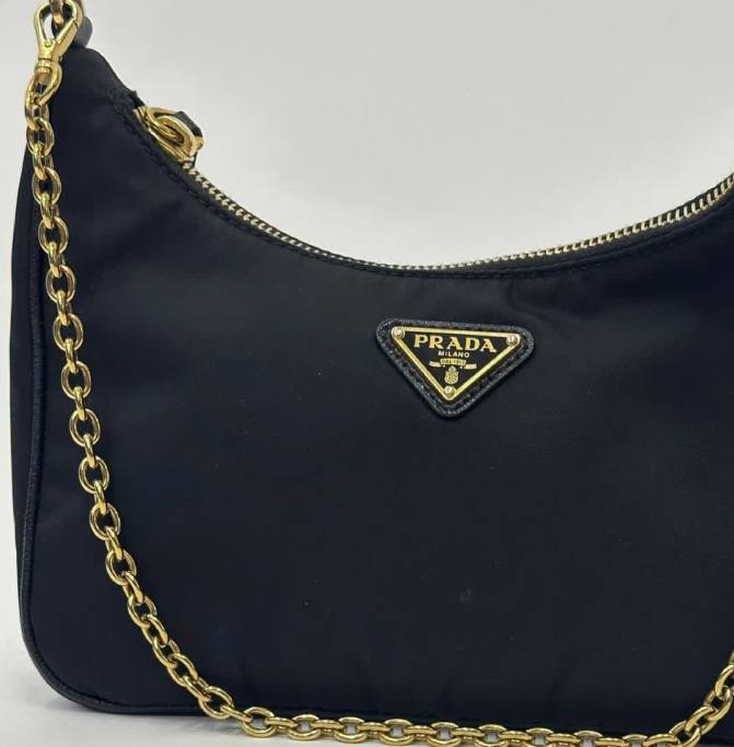 Bolsas Pequenas de Sucesso das Marcas de Luxo na Cyber Week Modelo prada re-edition