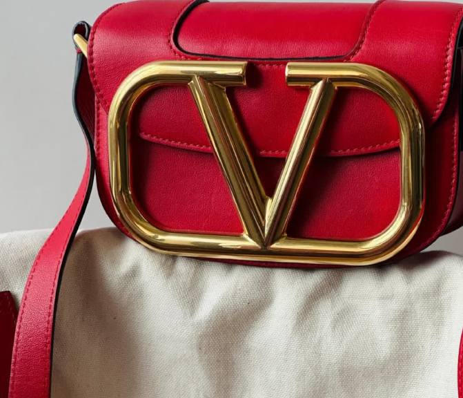Bolsas pequenas de sucesso das marcas de luxo na Cyber week, modelo SuperVee da Valentino.