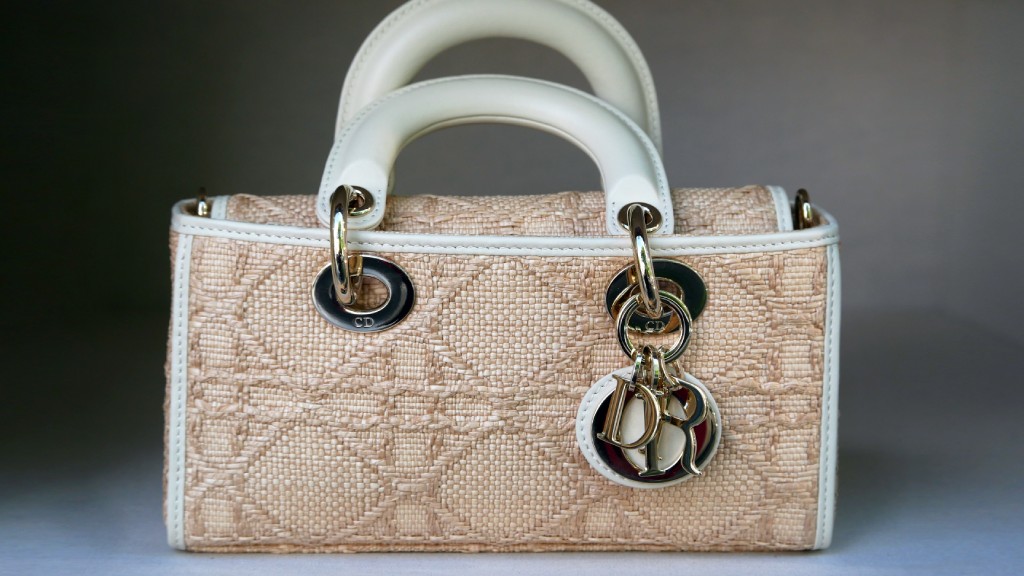 Coleção Dior Pre-Fall 2026: Confira as fotos do lookbook da grife e entenda como Jonathan Anderson está revolucionando a marca francesa.