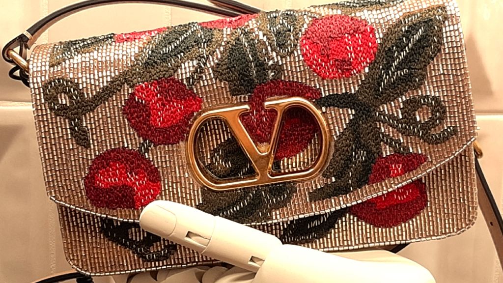 Confira as fotos da Nova Coleção da Valentino Pre-Fall 2026: Alessandro Michele apresenta sobriedade em lookbook recém-revelado.