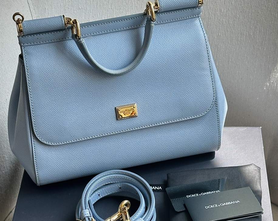 Foto de Bolsa DG Miss Sicily com embalagens originais da marca dolce gabbana, caixa e dust bag e alça longa.