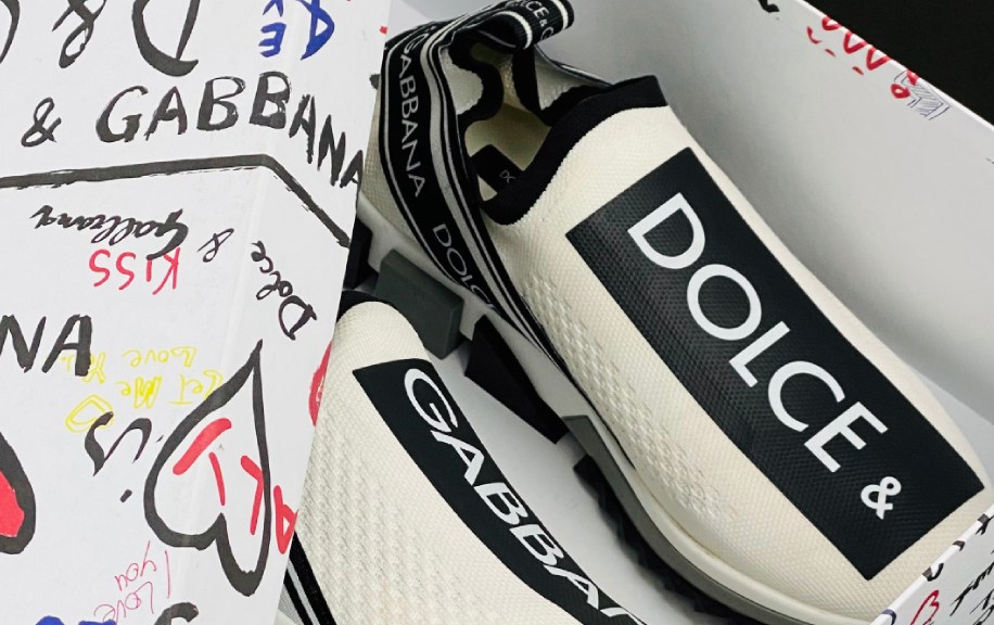 Foto de tênis masculino e feminino.