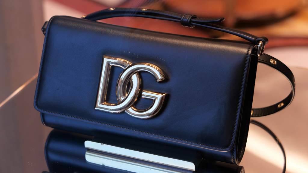 Guia de presentes de natal Dolce e Gabbana para homens e mulheres que apreciam o melhor do luxo italiano.