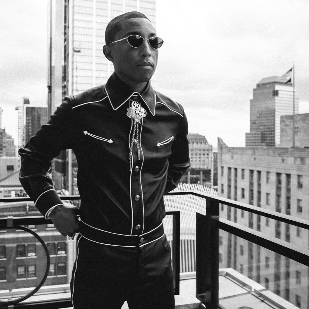Foto de Pharrelll William em seu tempo como Embaixador Chanel.