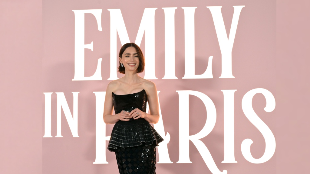 Fendi celebra a nova temporada de Emily in Paris com uma cápsula exclusiva de bolsas Baguette e Peekaboo. Entenda a história e o impacto!