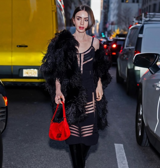 Foto de Lily Collins com peças-chave da maison, vestido do arquivo e a inconfundível bolsa Baguette, na série Emily in Paris – quinta temporada.