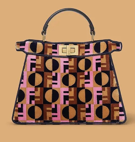 Foto da Bolsa Fendi Peekaboo com estampa que celebra a série Emily in Paris.