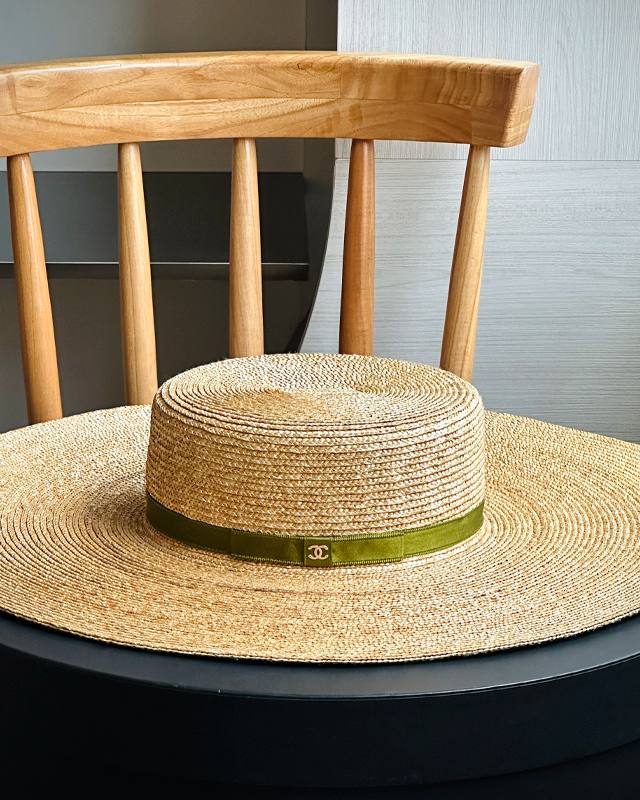 Chapéu Chanel. Clique na imagem e confira mais acessórios da Chanel!