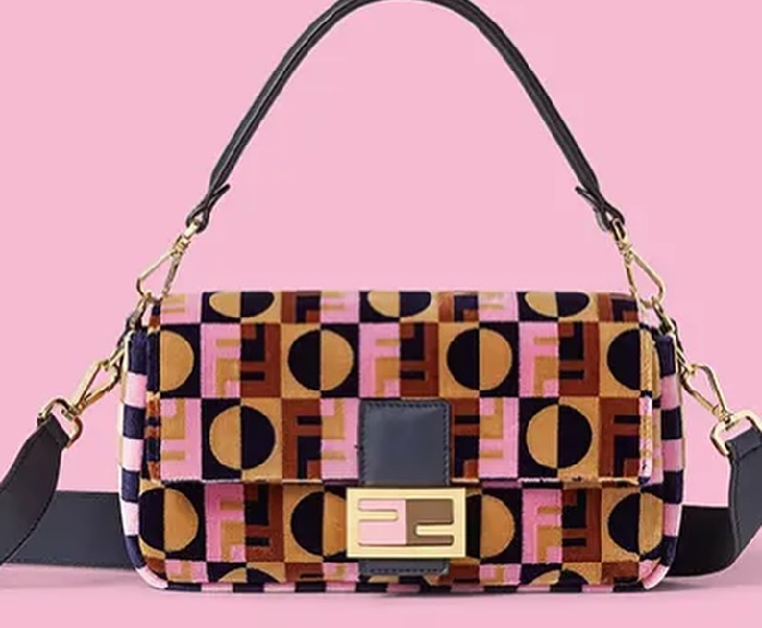 Foto da Bolsa Fendi Baguette em edição especial da série Emily In Paris.