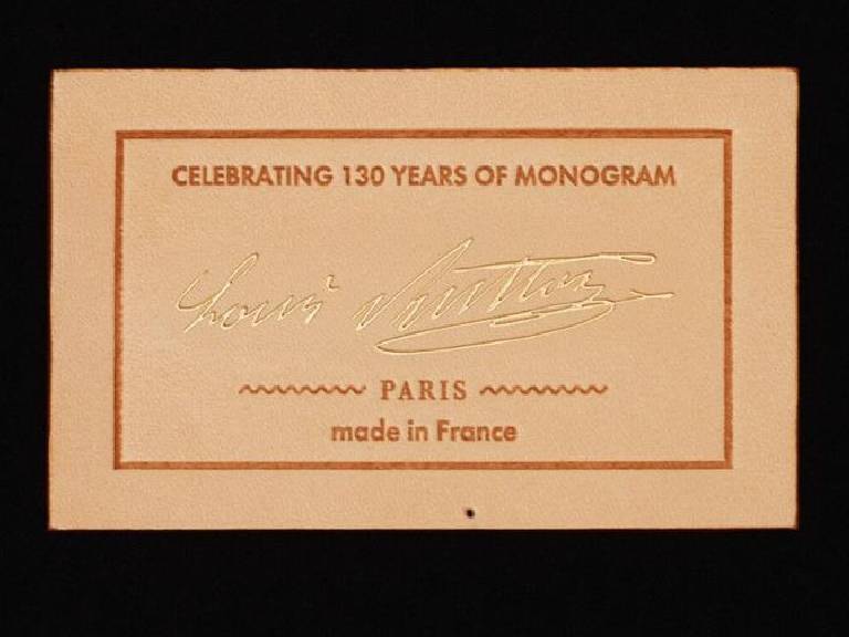 Foto de Tag da Louis vuitton que celebra 130 anos do monograma da marca.