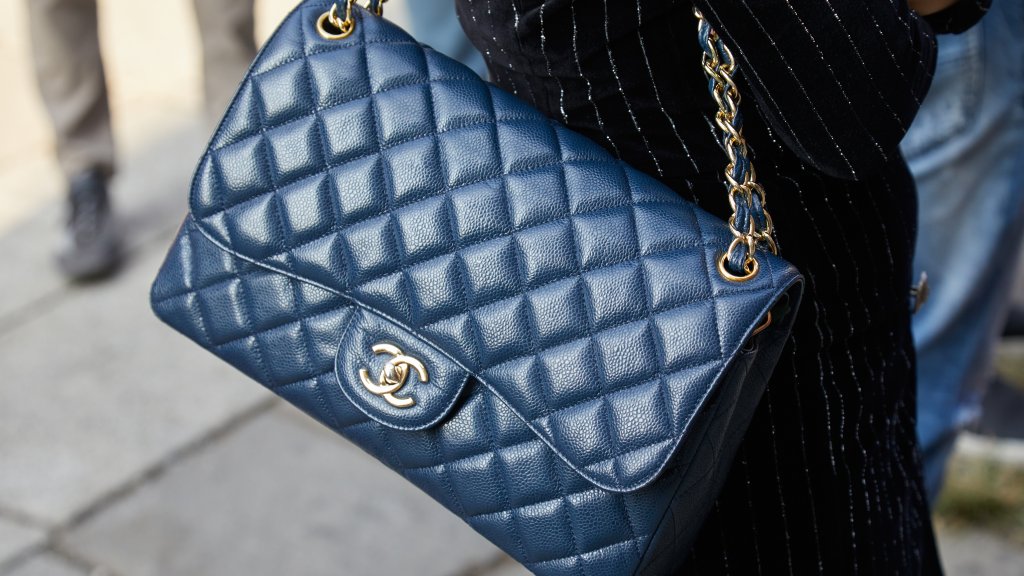 Saiba quais são os modelos de bolsas tiracolo das marcas francesas de luxo mais desejados.