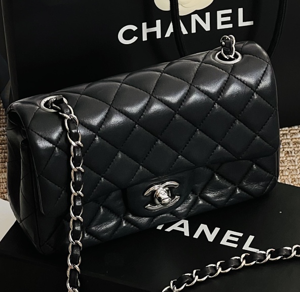 Foto da bolsa double flap da marca francesa Chanel, modelo tiracolo com alça de corrente longa.