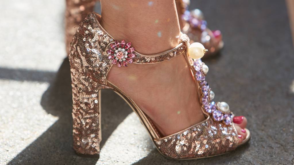 Conheça alguns dos sapatos femininos queridinhos das top marcas italianas: modelos de salto e flats que as mulheres amam das principais grifes.