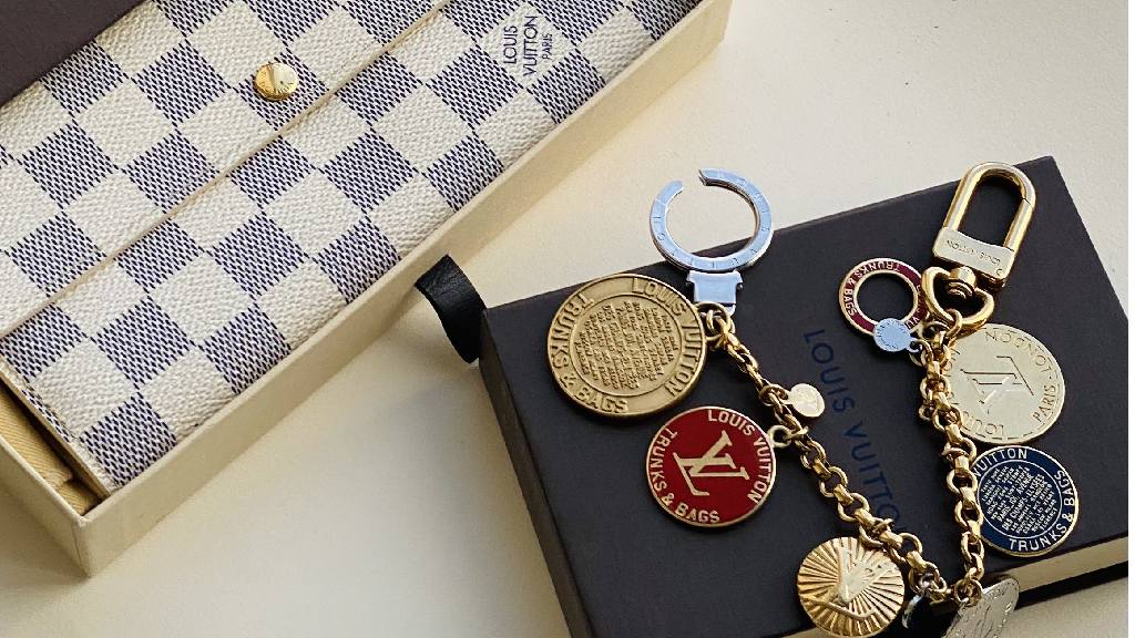 Descubra os pequenos acessórios femininos da louis vuitton na cyber week: tiara, pulseiras e carteiras delicadas e elegantes.