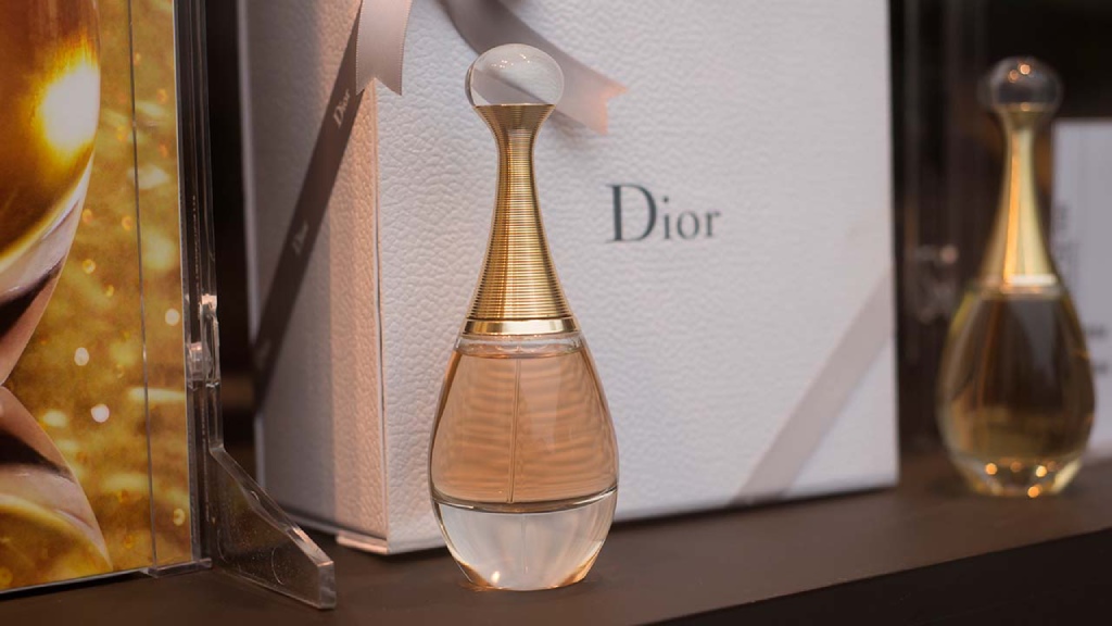 Embaixadoras Dior apresentam novos perfumes da grife para 2026. Confira a campanha com Anya Taylor-Joy, Jisoo e Willow Smith.