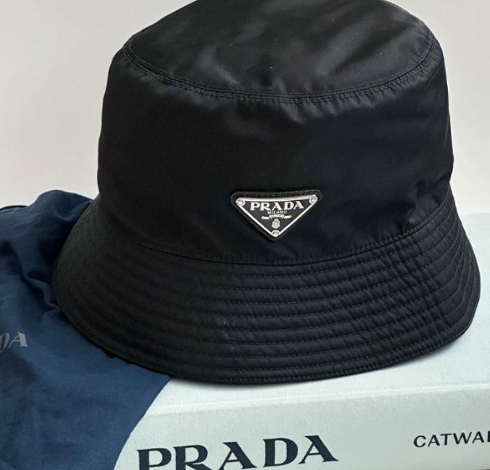 Foto de chapéu Prada, uma das ideias para presentear no Natal homens e mulheres.