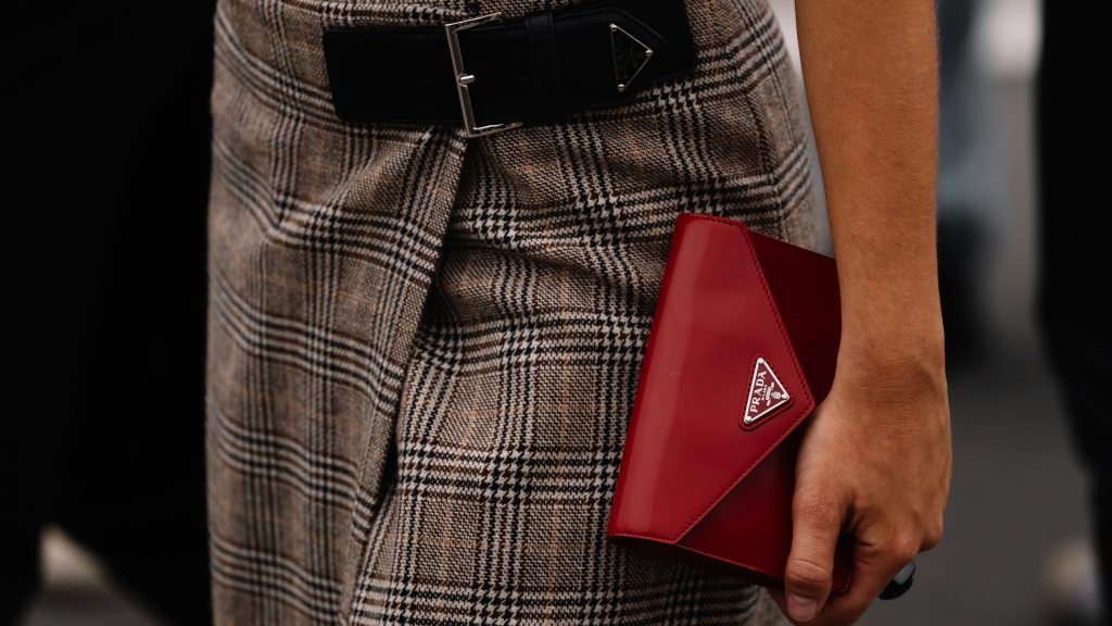 Acessórios Prada para presentear neste natal: chaveiros, bonés, carteiras, cintos, chaveiros da marca italiana de luxo.